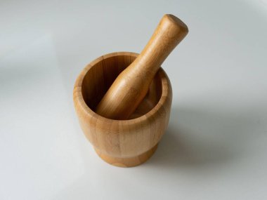 Estetik ahşap mutfak aletleri, biber öğütücü, tuzluk ve beyaz bir tezgahın üzerinde tokmak. Gösterişli ve modern mutfak eşyaları tasarımı sürdürülebilirliği ve işlevselliği vurguluyor.