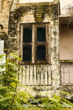 Vietnam 'ın Hanoi şehrindeki eski bir pencerenin yakın çekimi.