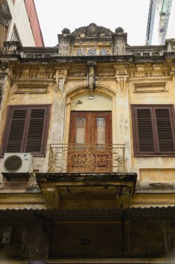 Vietnam 'ın Hanoi şehrinde güzel dekore edilmiş bir balkon.