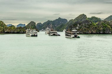 Vietnam 'daki tuhaf kaya oluşumlarıyla Halong Körfezi ve Lan Ha Körfezi manzarası.