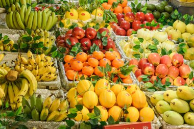 Hanoi sokaklarındaki bir markette meyveler.