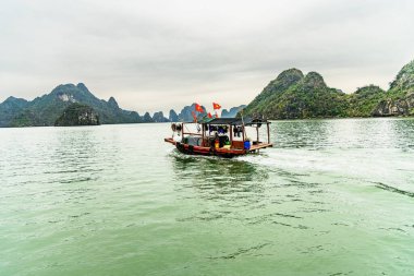 Halong Körfezi ve Lan Ha Körfezi 'nde balıkçı tekneleri.
