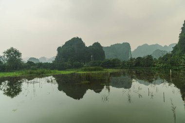 Ninh Binh yakınlarındaki Halong Körfezi 'ndeki göllerin manzarası.