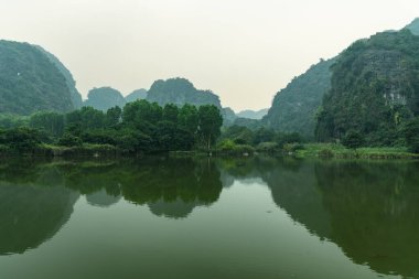 Ninh Binh yakınlarındaki Halong Körfezi 'ndeki göllerin manzarası.