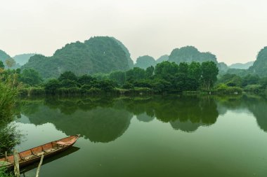 Ninh Binh yakınlarındaki Halong Körfezi 'ndeki göllerin manzarası.