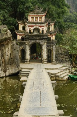 Vietnam 'daki Halong Körfezi' nde Ninh Binh yakınlarındaki Bich Dong Pagoda 'nın farklı manzaraları var.