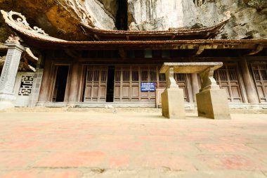 Vietnam 'daki Halong Körfezi' nde Ninh Binh yakınlarındaki Bich Dong Pagoda 'nın farklı manzaraları var.