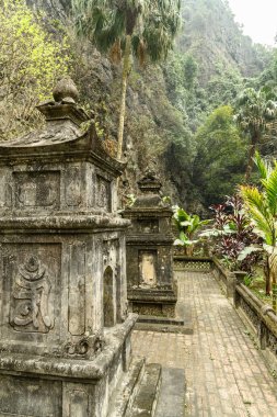 Vietnam 'daki Halong Körfezi' nde Ninh Binh yakınlarındaki Bich Dong Pagoda 'nın farklı manzaraları var.