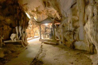 Vietnam 'daki Halong Körfezi' nde Ninh Binh yakınlarındaki Bich Dong Pagoda 'nın farklı manzaraları var.