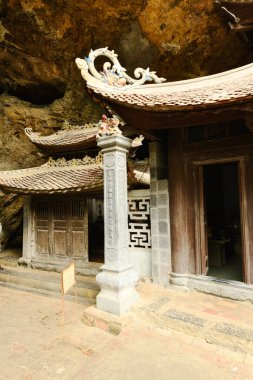 Vietnam 'daki Halong Körfezi' nde Ninh Binh yakınlarındaki Bich Dong Pagoda 'nın farklı manzaraları var.