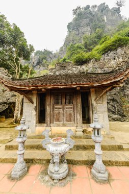 Vietnam 'daki Halong Körfezi' nde Ninh Binh yakınlarındaki Bich Dong Pagoda 'nın farklı manzaraları var.