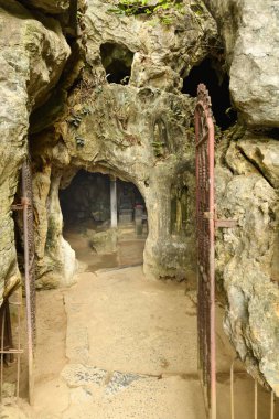Vietnam 'daki Halong Körfezi' nde Ninh Binh yakınlarındaki Bich Dong Pagoda 'nın farklı manzaraları var.