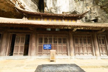 Vietnam 'daki Halong Körfezi' nde Ninh Binh yakınlarındaki Bich Dong Pagoda 'nın farklı manzaraları var.