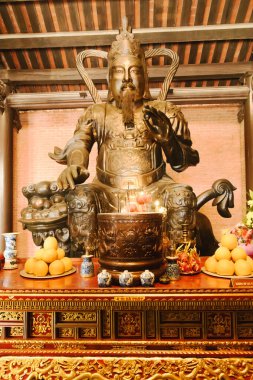 Ninh Binh, Vietnam 'daki Bai Dinh Tapınağı' nın çeşitli iç manzaraları.