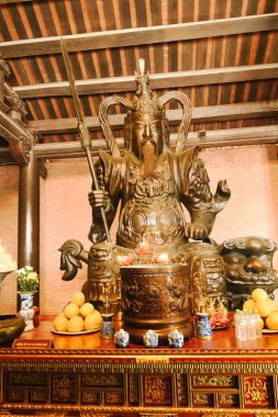 Ninh Binh, Vietnam 'daki Bai Dinh Tapınağı' nın çeşitli iç manzaraları.