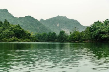 Vietnam 'daki Unesco Dünya Mirası Alanı Trang An' da tekne turu.