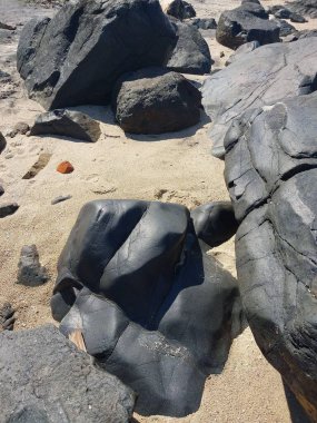 deniz kenarında sahilde taşlar.