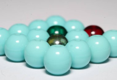 beyaz arkaplanda makro renkli boncuklar