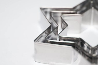 Metal yıldız kurabiye kesicilerine yakın çekim