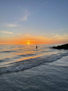 Define Adası 'ndaki kumsalda güzel bir gün batımı, FL