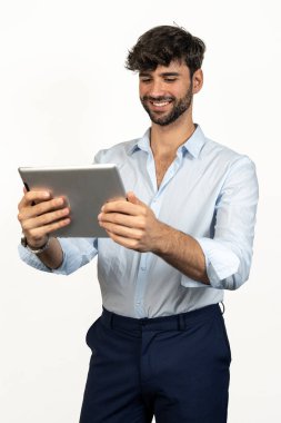 Beyaz arka planda izole edilmiş dijital tablet kullanırken gülümseyen işadamı