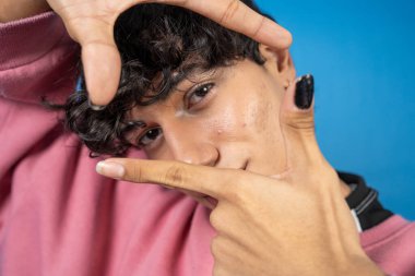 Modaya uygun İspanyol erkek elleriyle bir çerçeve hareketi yapıyor.