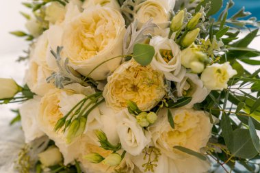 Sarı beyaz çiçekli ve yeşil yapraklı gelin buketi