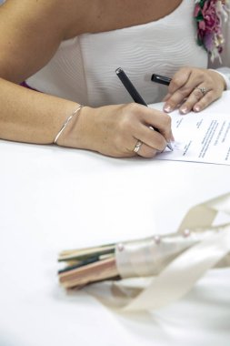 Düğün töreninde gelinin imzası.