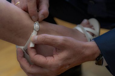 Beyaz gelinlik ayakkabısı bükülen eller