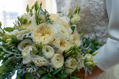 gelin buketi beyaz ve sarı çiçek