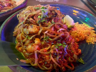 Tavuklu ve karidesli Tayland yemeği