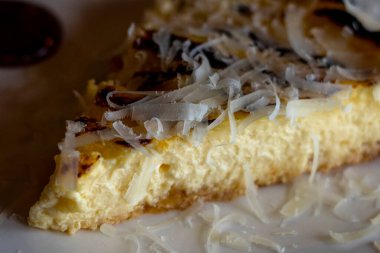 Kızarmış peynirli kek, üstünde peynir parçacıkları var.