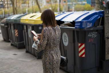 KADIN, caddede yürürken MOBILE TELEFON MESAJ OKUYOR