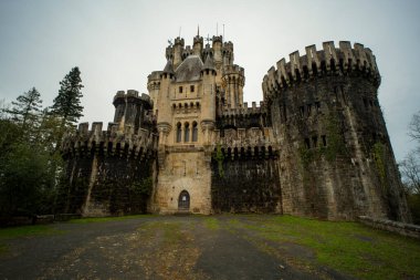 Birkaç kulesi olan alçak açılı bir kale.
