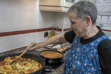 Mutfakta Geleneksel Pirinç Tabağı Hazırlayan Yaşlı Kadın