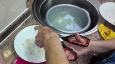 Yemek pişirmek için mürekkep balığı temizleme ve doğrama