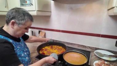 Her Tanenin Mirası: Büyükanne Pirinç Pişiriyor