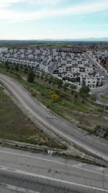 Şehir Sınırları: Banliyö ve Toll Otoyolu 'nun Hava Görünümü
