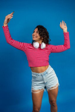 Sosyal medya için içerik yaratma, selfie çekme ve takipçilerine el sallama