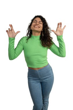 İyimser latin kadın şans dileyip dilek tutuyor.