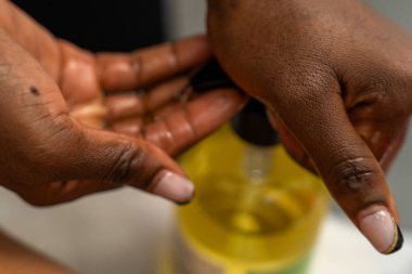 Sıvı sabun kullanarak ellerin yakın plan görüntüsü