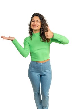 Neşeli genç bir kadın avucunun içinde bir şey gösteriyor ve baş parmak hareketi yapıyor.