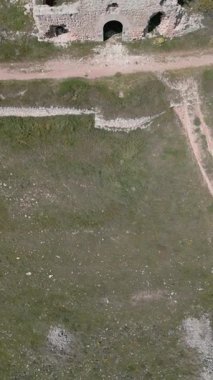 Manastır harabelerinin havadan görünüşü, mimari planların sergilenmesi ve tarihsel önemi