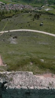 Vadi manzaralı bir tepedeki antik bir manastırın kalıntıları gösteriliyor.