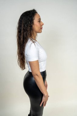 Fitness modeli bir stüdyo ortamında rahat ve şık bir giysi sergiliyor.
