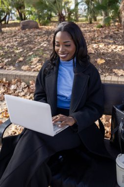 Genç müdür güzel bir sonbahar gününde dışarıda çalışmaktan zevk alıyor.