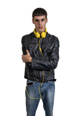 Sarı kulaklıklı, siyah deri ceketli, beyaz arka planda kollarını kavuşturmuş şık bir DJ.