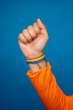 El yapımı gökkuşağı bilekliği Igbtq + topluluğunun gurur ve desteğini simgeliyor.