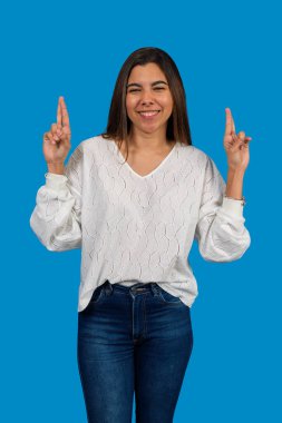 Genç bir kadın umut dolu bir ifadeyle dilek tutuyor.