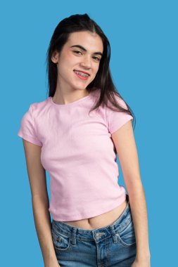 Diş teli takan, ortodontik tedavi uygulayan ve kendine güvenen genç bir kadının portresi.